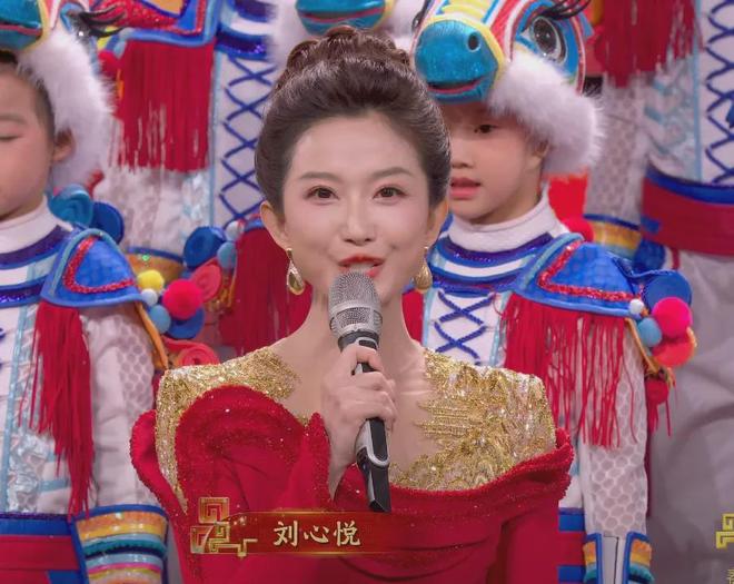 _马年春晚主持人状态好真实!刘心悦小虎牙抢镜,撒贝宁晒黑了_马年春晚主持人状态好真实!刘心悦小虎牙抢镜,撒贝宁晒黑了