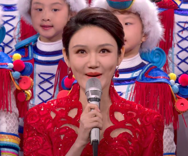 马年春晚主持人状态好真实!刘心悦小虎牙抢镜,撒贝宁晒黑了__马年春晚主持人状态好真实!刘心悦小虎牙抢镜,撒贝宁晒黑了