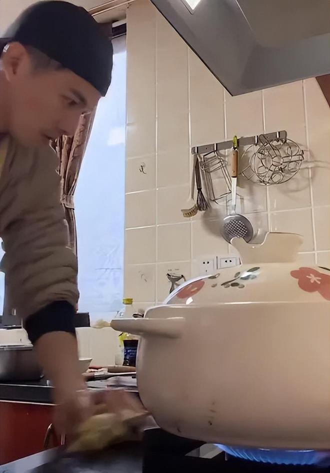 超小厨吃饺子视频_厨师秀饺子_