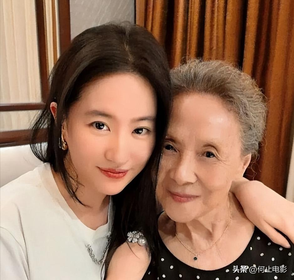 _网友偶遇靳东吃火锅_闺女火锅