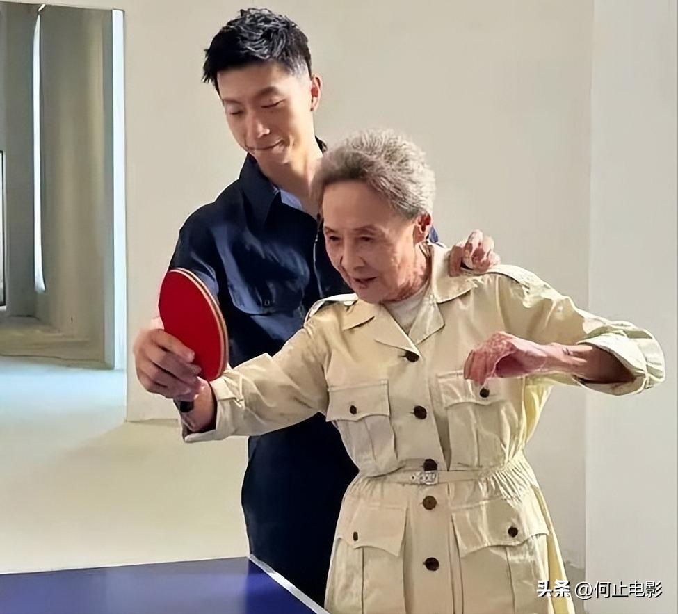 闺女火锅_网友偶遇靳东吃火锅_