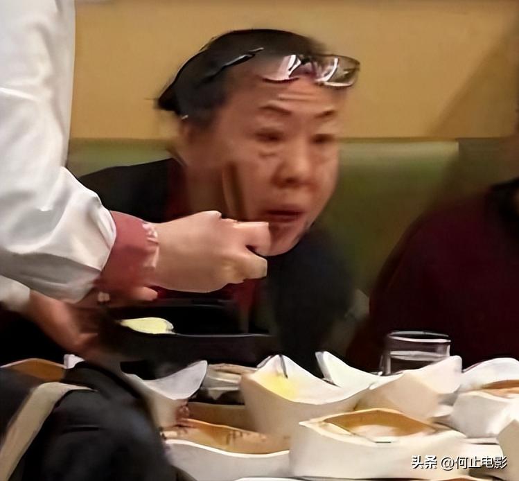 网友偶遇靳东吃火锅_闺女火锅_