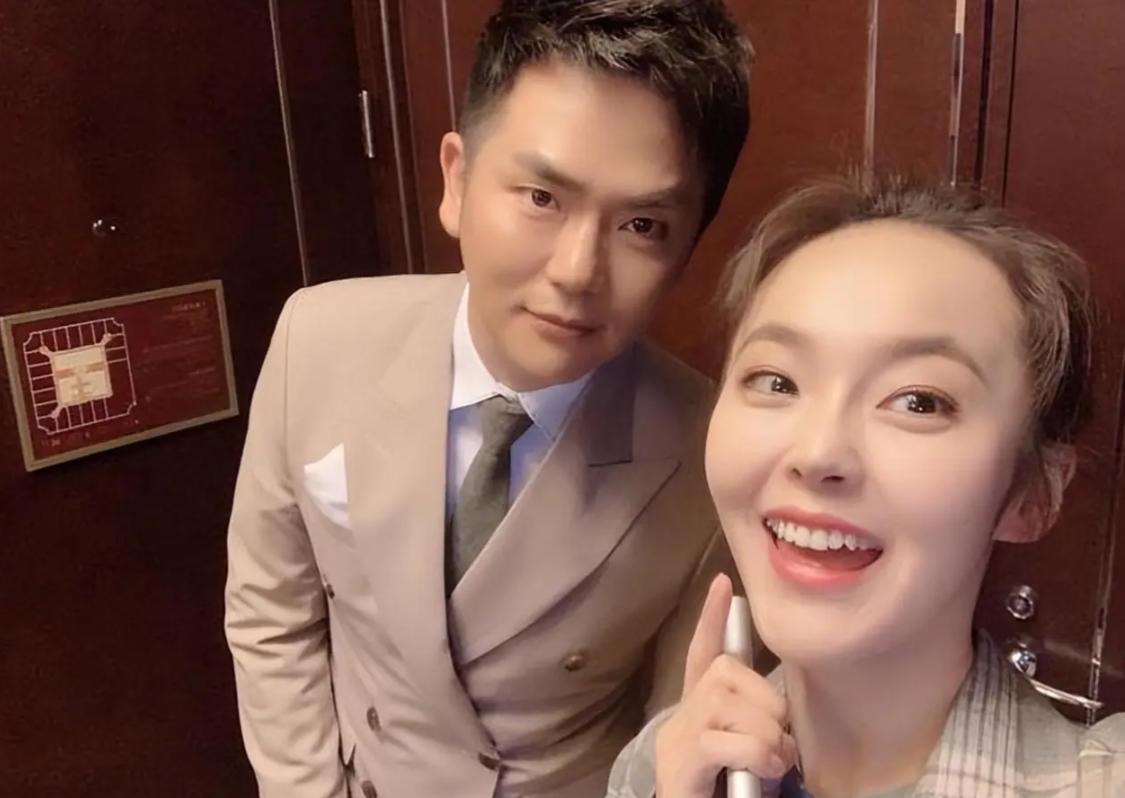 善恶终有报！喊舅舅“爸”，拒认亲爹却帮继父求婚 她的人生太狗血__善恶终有报！喊舅舅“爸”，拒认亲爹却帮继父求婚 她的人生太狗血