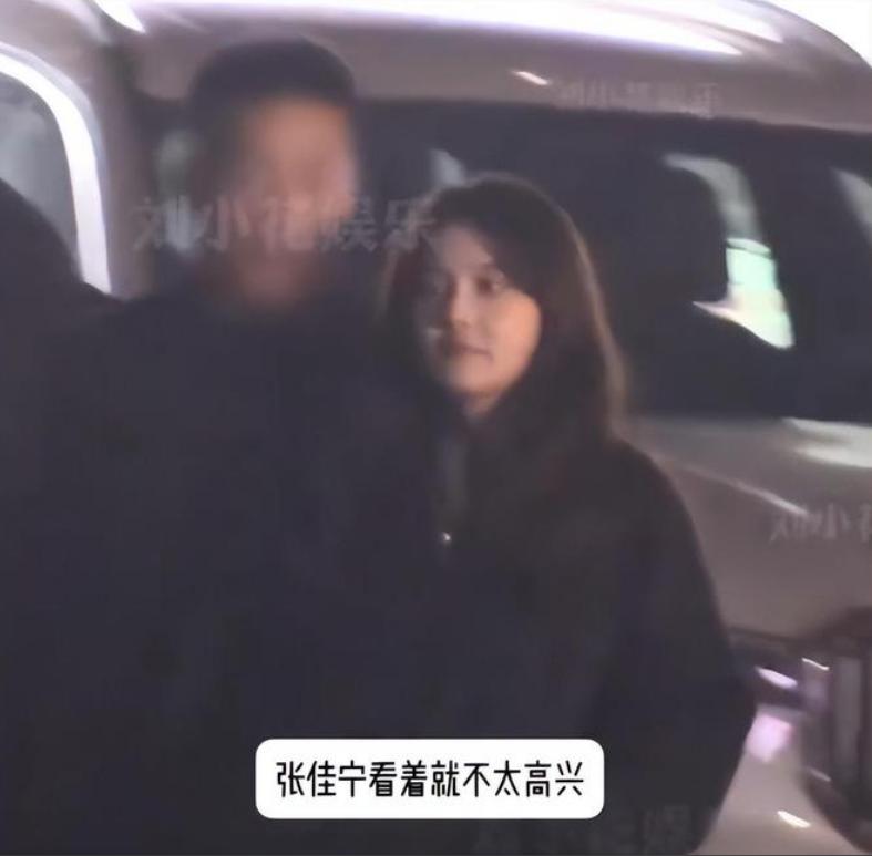 善恶终有报！喊舅舅“爸”，拒认亲爹却帮继父求婚 她的人生太狗血__善恶终有报！喊舅舅“爸”，拒认亲爹却帮继父求婚 她的人生太狗血