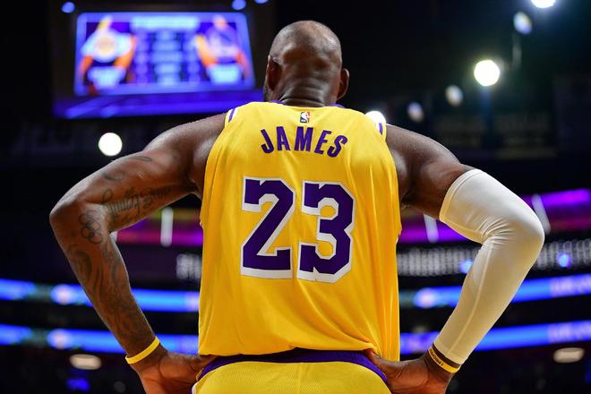 _詹姆斯在湖人回骑士打客场_詹姆斯湖人骑士