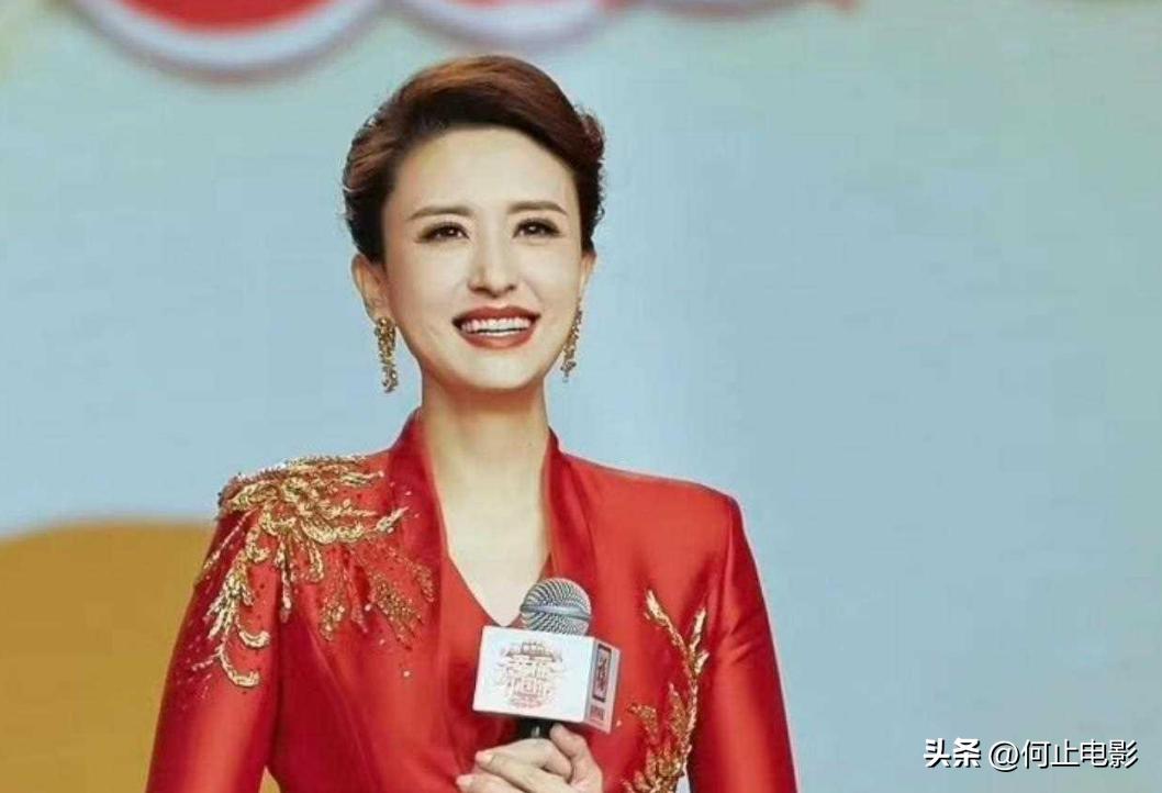 非诚勿扰北京小伙送菜住四合院__过年挂春联图片