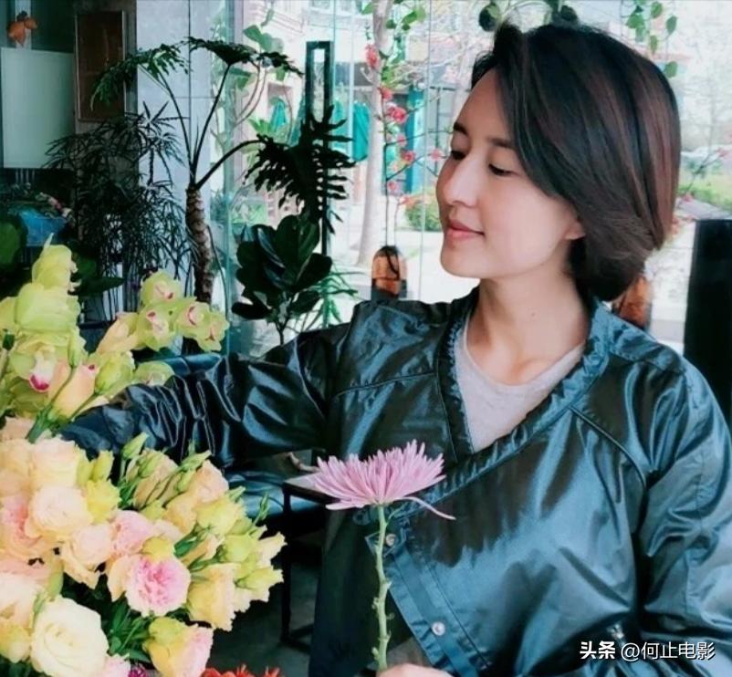 非诚勿扰北京小伙送菜住四合院__过年挂春联图片