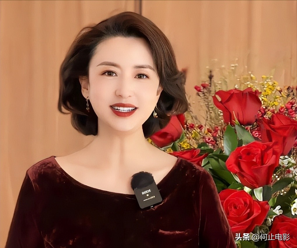 过年挂春联图片_非诚勿扰北京小伙送菜住四合院_