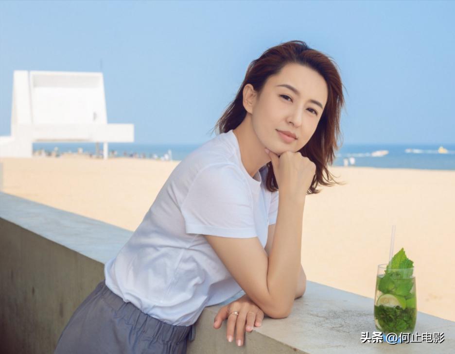 过年挂春联图片__非诚勿扰北京小伙送菜住四合院