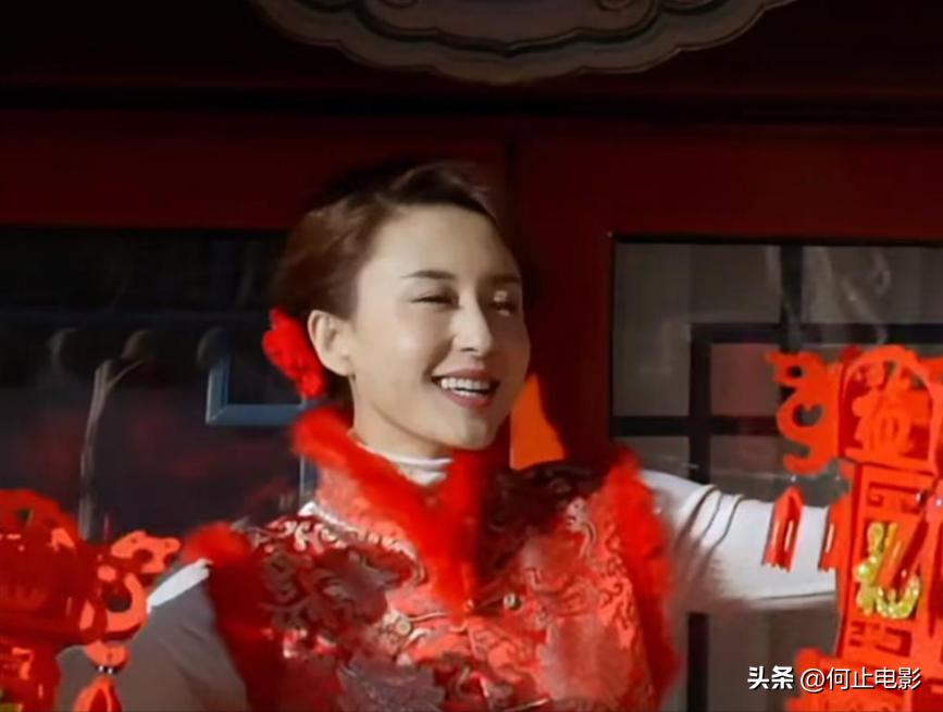 _过年挂春联图片_非诚勿扰北京小伙送菜住四合院