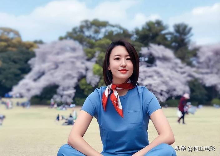 过年挂春联图片_非诚勿扰北京小伙送菜住四合院_