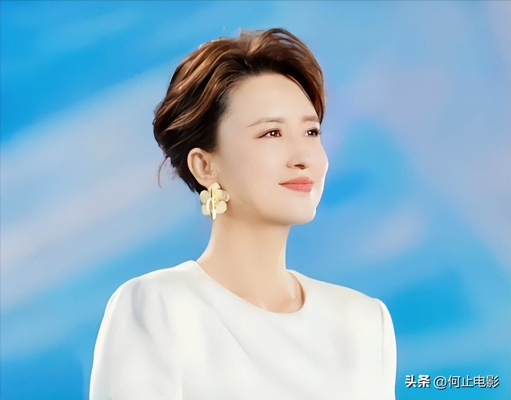 过年挂春联图片_非诚勿扰北京小伙送菜住四合院_