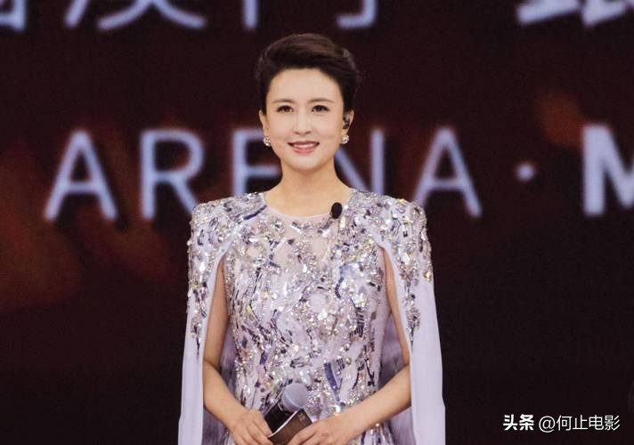 过年挂春联图片__非诚勿扰北京小伙送菜住四合院