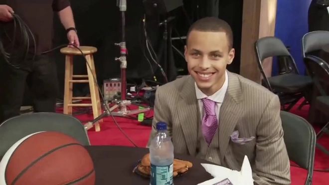 尼克斯中锋库里_库里成名之战尼克斯是哪一场_