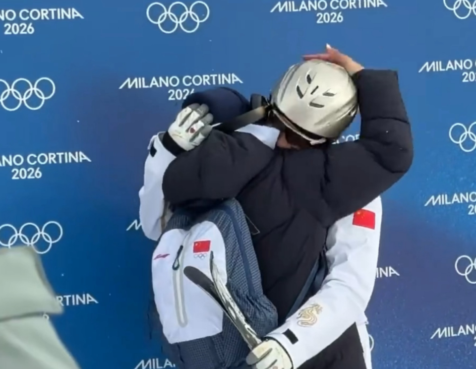 2天前夺金的徐梦桃来到现场见证了王心迪的荣耀时刻