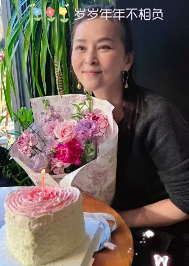 何音手捧鲜花迎58岁生日，回眸浅笑仍似少女，儿子回国后子承父业__何音手捧鲜花迎58岁生日，回眸浅笑仍似少女，儿子回国后子承父业