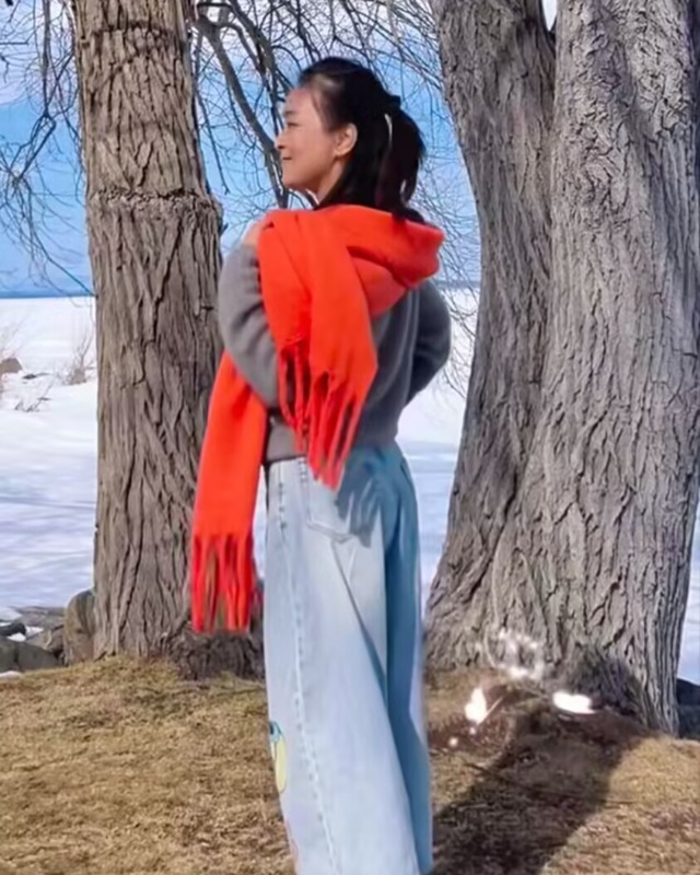 何音手捧鲜花迎58岁生日，回眸浅笑仍似少女，儿子回国后子承父业_何音手捧鲜花迎58岁生日，回眸浅笑仍似少女，儿子回国后子承父业_