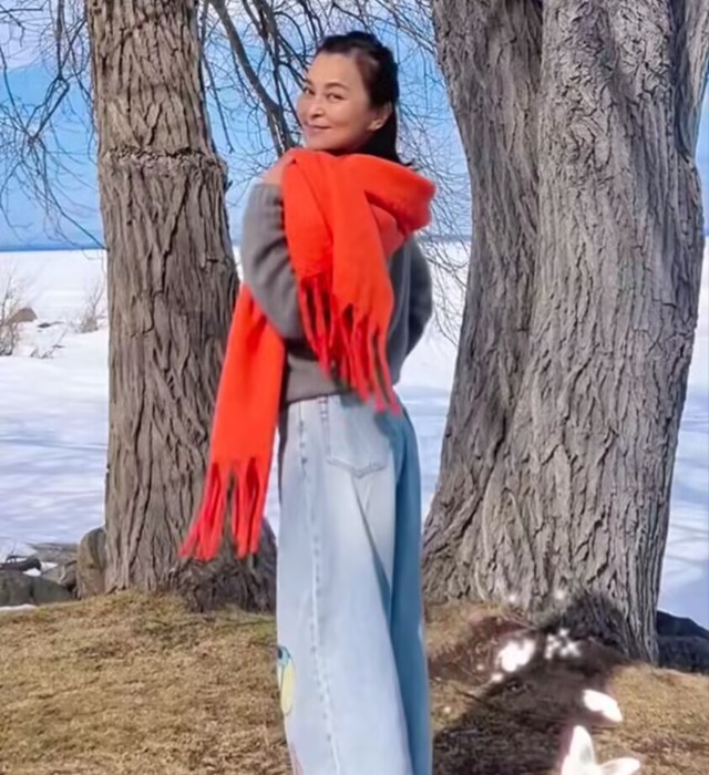 何音手捧鲜花迎58岁生日，回眸浅笑仍似少女，儿子回国后子承父业_何音手捧鲜花迎58岁生日，回眸浅笑仍似少女，儿子回国后子承父业_