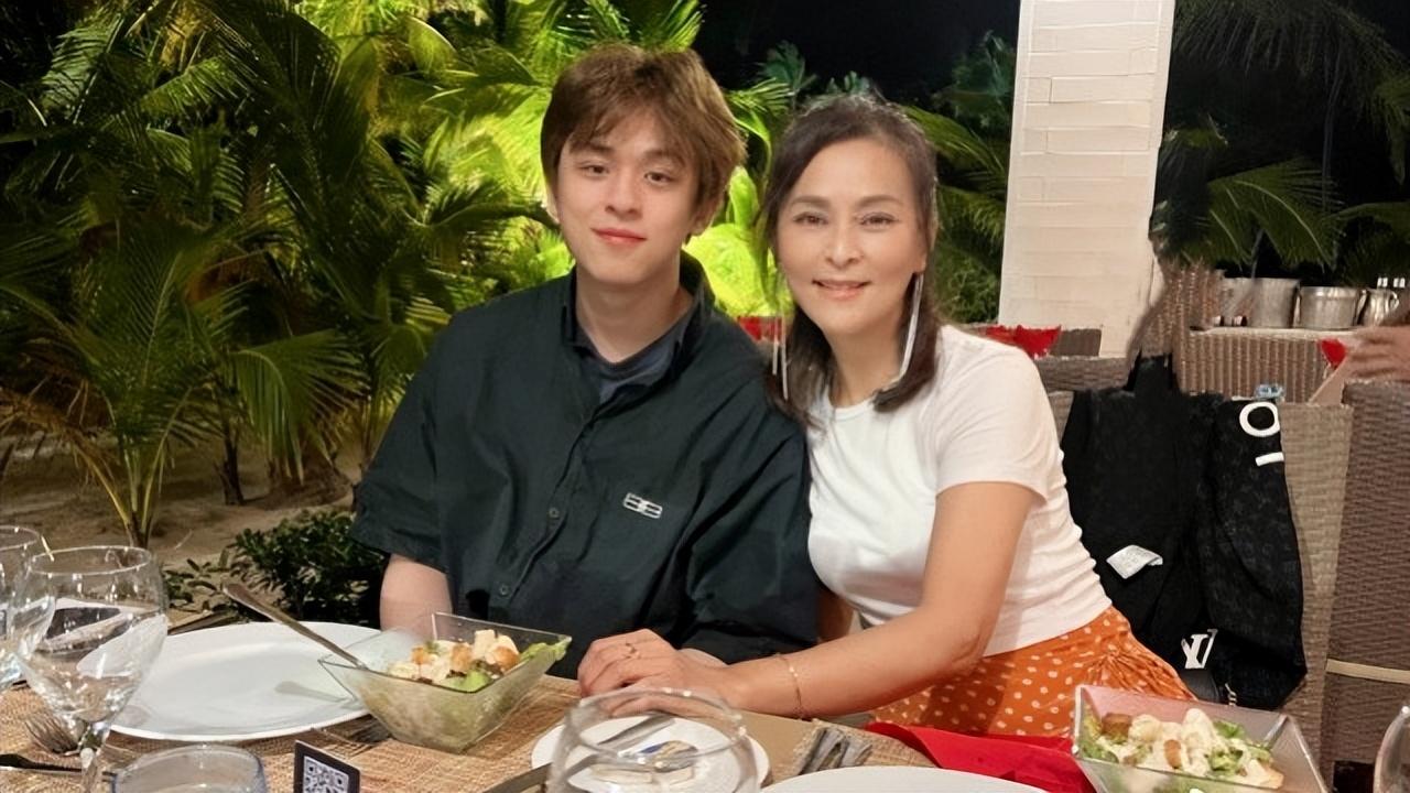 何音手捧鲜花迎58岁生日，回眸浅笑仍似少女，儿子回国后子承父业__何音手捧鲜花迎58岁生日，回眸浅笑仍似少女，儿子回国后子承父业