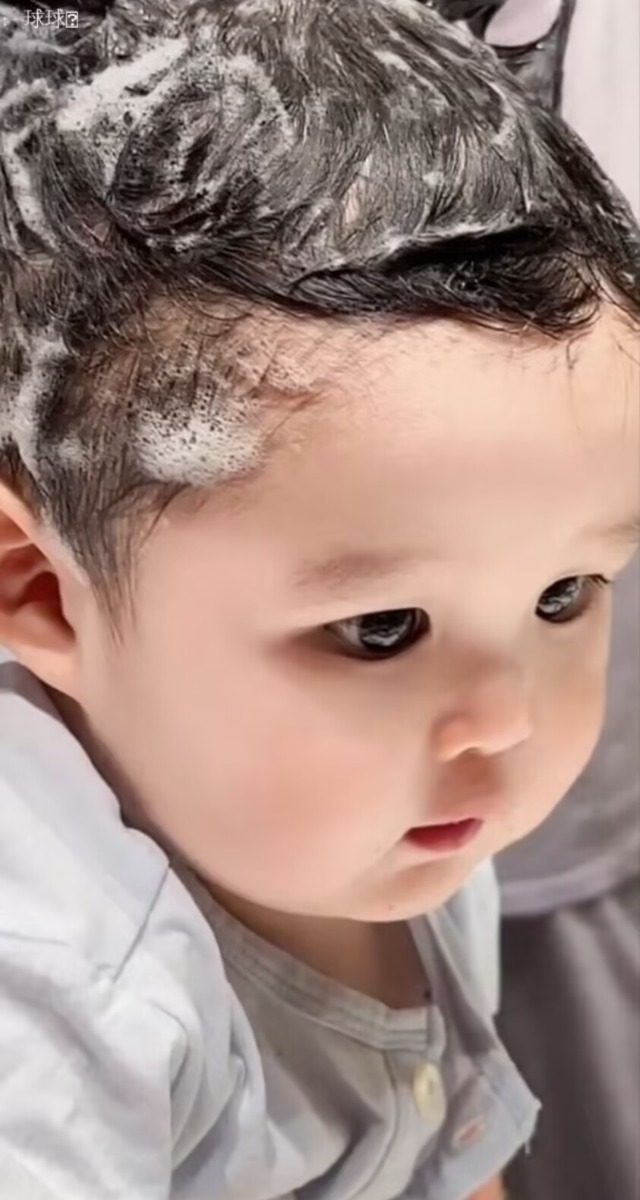 赵本山1岁小外孙近照,憨态可掬像洋娃娃,与妈妈童年照似饼印_赵本山1岁小外孙近照,憨态可掬像洋娃娃,与妈妈童年照似饼印_