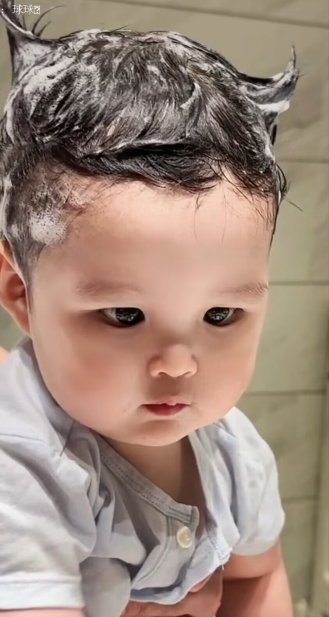 _赵本山1岁小外孙近照,憨态可掬像洋娃娃,与妈妈童年照似饼印_赵本山1岁小外孙近照,憨态可掬像洋娃娃,与妈妈童年照似饼印