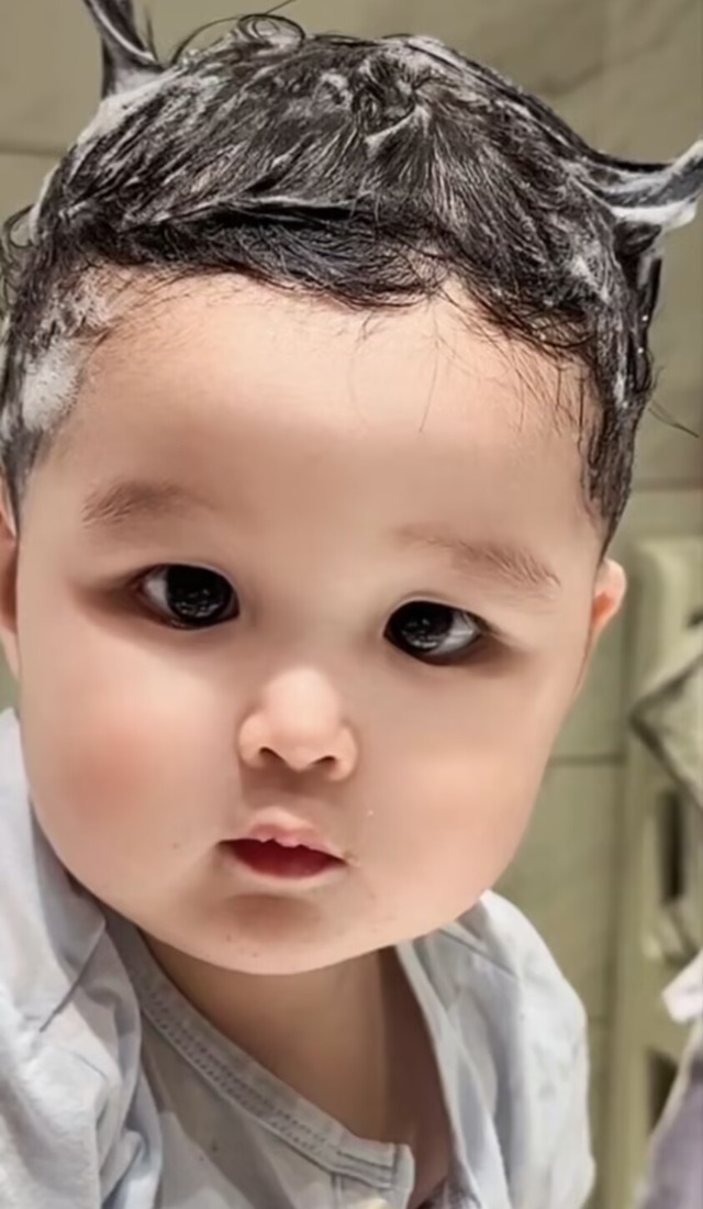 赵本山1岁小外孙近照,憨态可掬像洋娃娃,与妈妈童年照似饼印_赵本山1岁小外孙近照,憨态可掬像洋娃娃,与妈妈童年照似饼印_