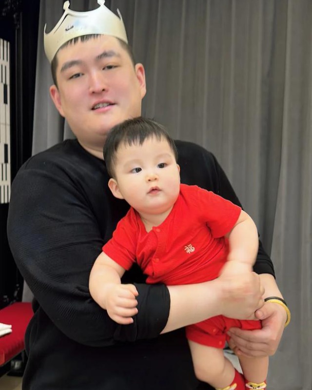 赵本山1岁小外孙近照,憨态可掬像洋娃娃,与妈妈童年照似饼印__赵本山1岁小外孙近照,憨态可掬像洋娃娃,与妈妈童年照似饼印