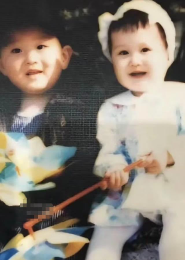 _赵本山1岁小外孙近照,憨态可掬像洋娃娃,与妈妈童年照似饼印_赵本山1岁小外孙近照,憨态可掬像洋娃娃,与妈妈童年照似饼印