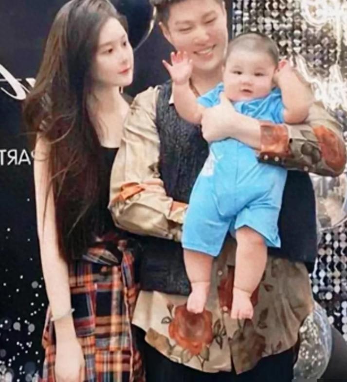 赵本山1岁小外孙近照,憨态可掬像洋娃娃,与妈妈童年照似饼印__赵本山1岁小外孙近照,憨态可掬像洋娃娃,与妈妈童年照似饼印