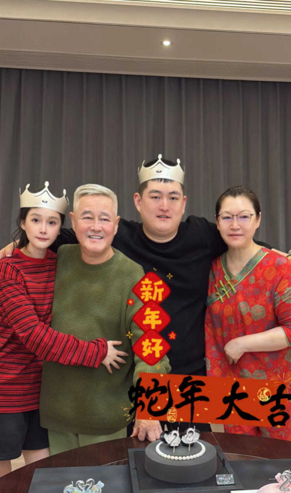 赵本山1岁小外孙近照,憨态可掬像洋娃娃,与妈妈童年照似饼印_赵本山1岁小外孙近照,憨态可掬像洋娃娃,与妈妈童年照似饼印_