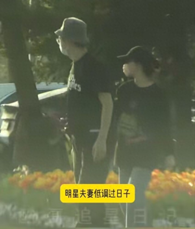 _杨子姗夫妇带娃遛弯,见车路过吴中天护在前面,3岁爱女白白胖胖_杨子姗夫妇带娃遛弯,见车路过吴中天护在前面,3岁爱女白白胖胖