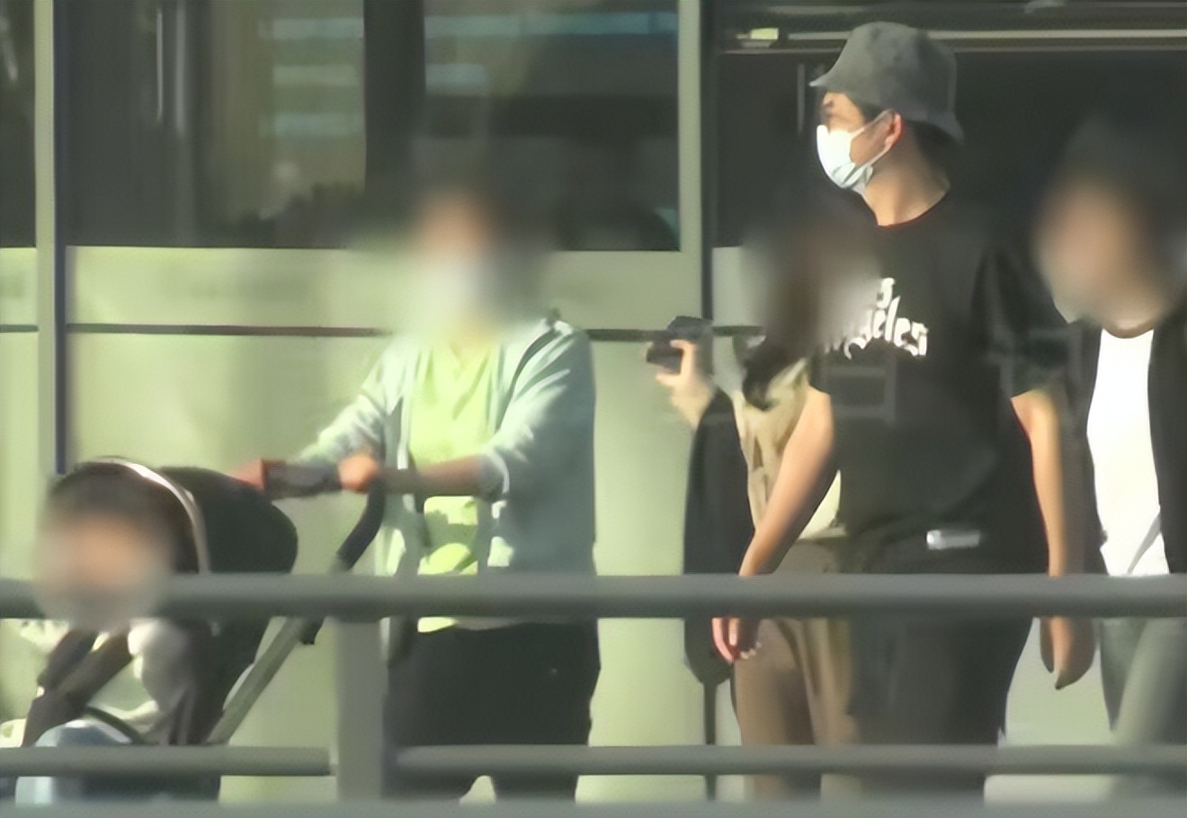 杨子姗夫妇带娃遛弯,见车路过吴中天护在前面,3岁爱女白白胖胖__杨子姗夫妇带娃遛弯,见车路过吴中天护在前面,3岁爱女白白胖胖