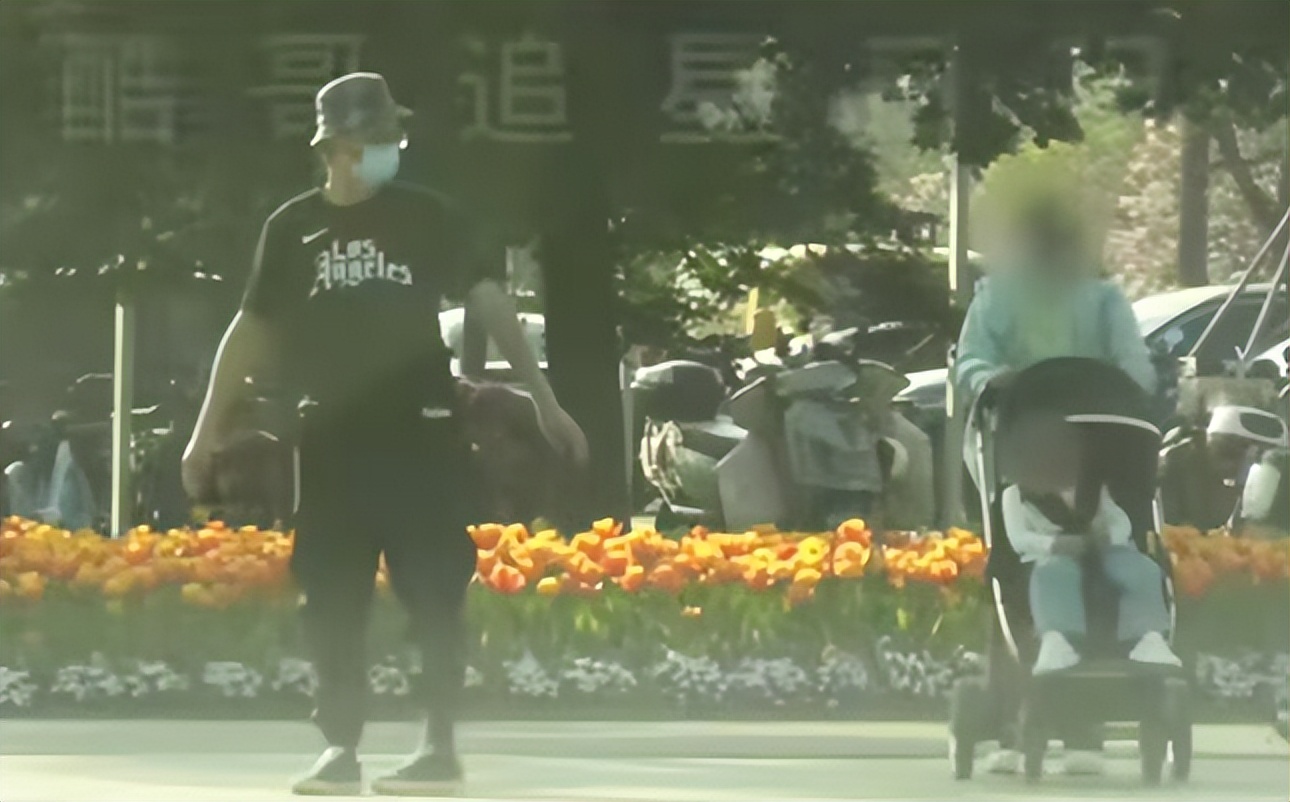 杨子姗夫妇带娃遛弯,见车路过吴中天护在前面,3岁爱女白白胖胖__杨子姗夫妇带娃遛弯,见车路过吴中天护在前面,3岁爱女白白胖胖