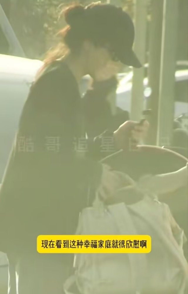 杨子姗夫妇带娃遛弯,见车路过吴中天护在前面,3岁爱女白白胖胖_杨子姗夫妇带娃遛弯,见车路过吴中天护在前面,3岁爱女白白胖胖_