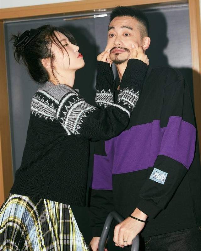 杨子姗夫妇带娃遛弯,见车路过吴中天护在前面,3岁爱女白白胖胖__杨子姗夫妇带娃遛弯,见车路过吴中天护在前面,3岁爱女白白胖胖