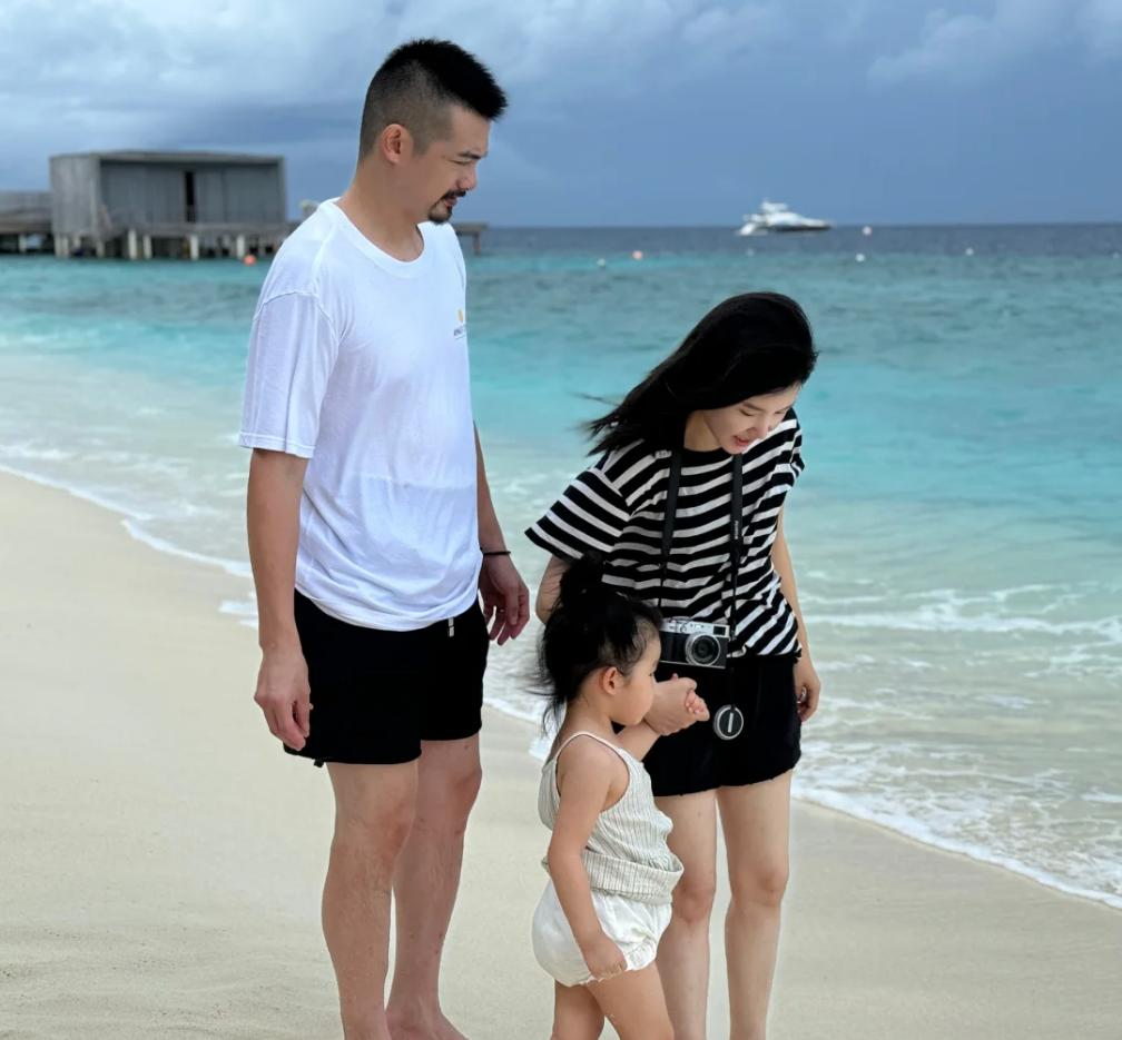 杨子姗夫妇带娃遛弯,见车路过吴中天护在前面,3岁爱女白白胖胖_杨子姗夫妇带娃遛弯,见车路过吴中天护在前面,3岁爱女白白胖胖_