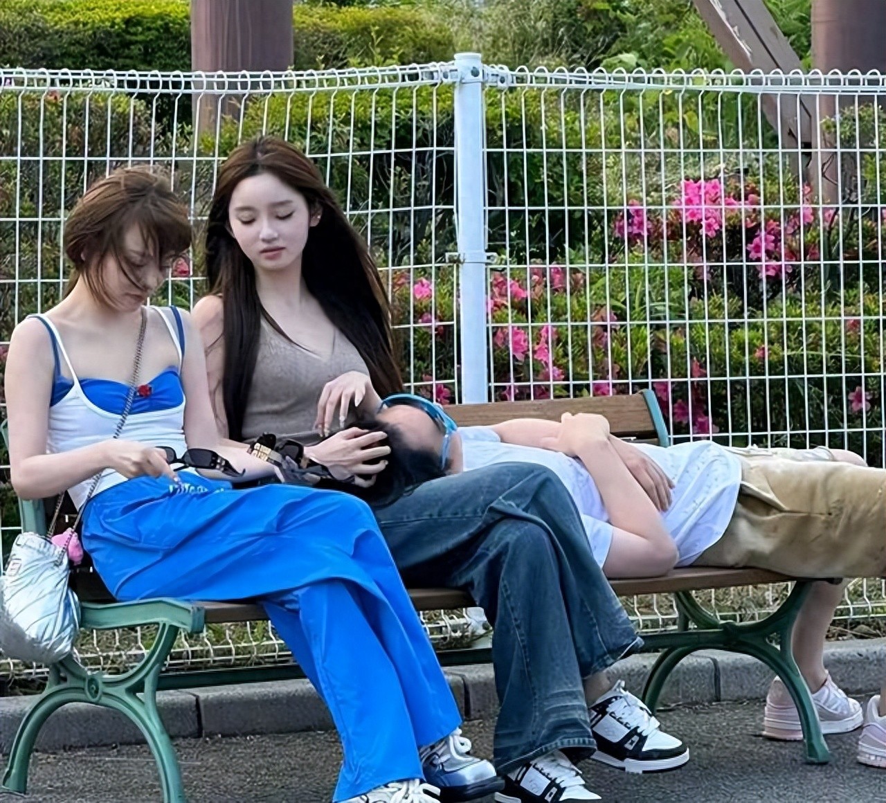 _母女关系紧张！黄一鸣深夜崩溃，抱怨母亲：你真的有心疼过我吗_母女关系紧张！黄一鸣深夜崩溃，抱怨母亲：你真的有心疼过我吗