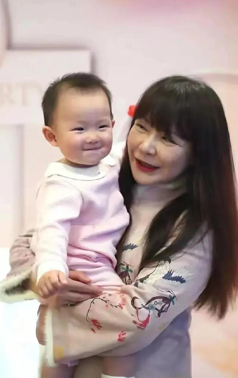 _母女关系紧张！黄一鸣深夜崩溃，抱怨母亲：你真的有心疼过我吗_母女关系紧张！黄一鸣深夜崩溃，抱怨母亲：你真的有心疼过我吗