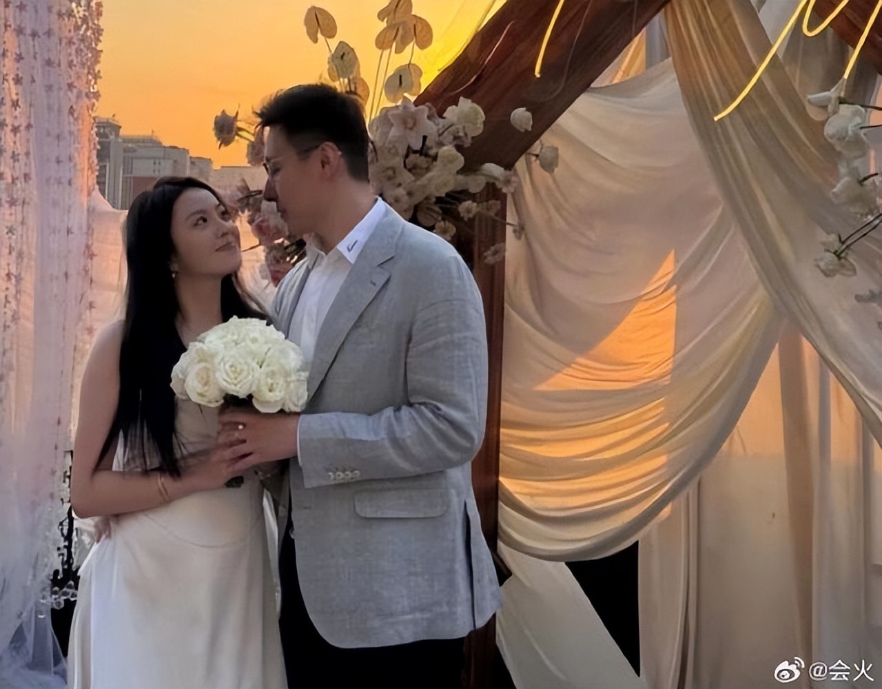 _被求婚戴哪边手戴戒指_求婚戒指戴女方左手还是右手