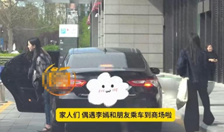 王菲女儿坐网约车逛Skp，穿露肩装千金范十足，兔唇伤疤已不见__王菲女儿坐网约车逛Skp，穿露肩装千金范十足，兔唇伤疤已不见