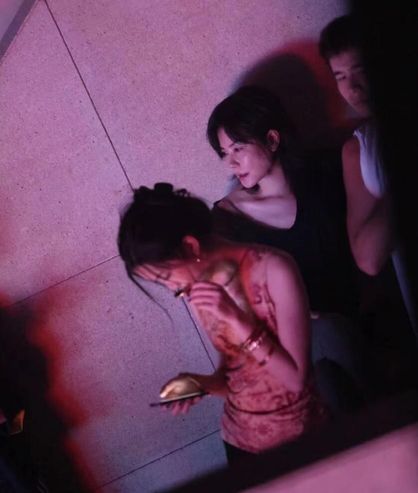 王菲女儿坐网约车逛Skp，穿露肩装千金范十足，兔唇伤疤已不见_王菲女儿坐网约车逛Skp，穿露肩装千金范十足，兔唇伤疤已不见_