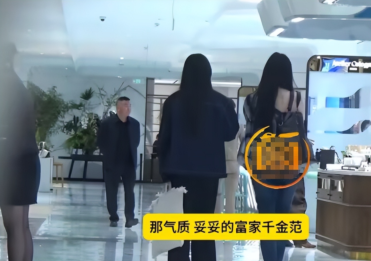 _王菲女儿坐网约车逛Skp，穿露肩装千金范十足，兔唇伤疤已不见_王菲女儿坐网约车逛Skp，穿露肩装千金范十足，兔唇伤疤已不见