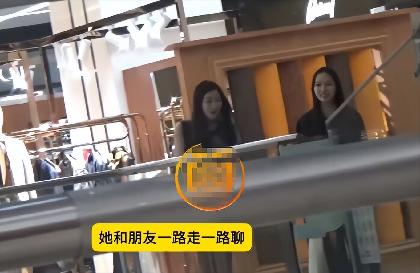 王菲女儿坐网约车逛Skp，穿露肩装千金范十足，兔唇伤疤已不见__王菲女儿坐网约车逛Skp，穿露肩装千金范十足，兔唇伤疤已不见