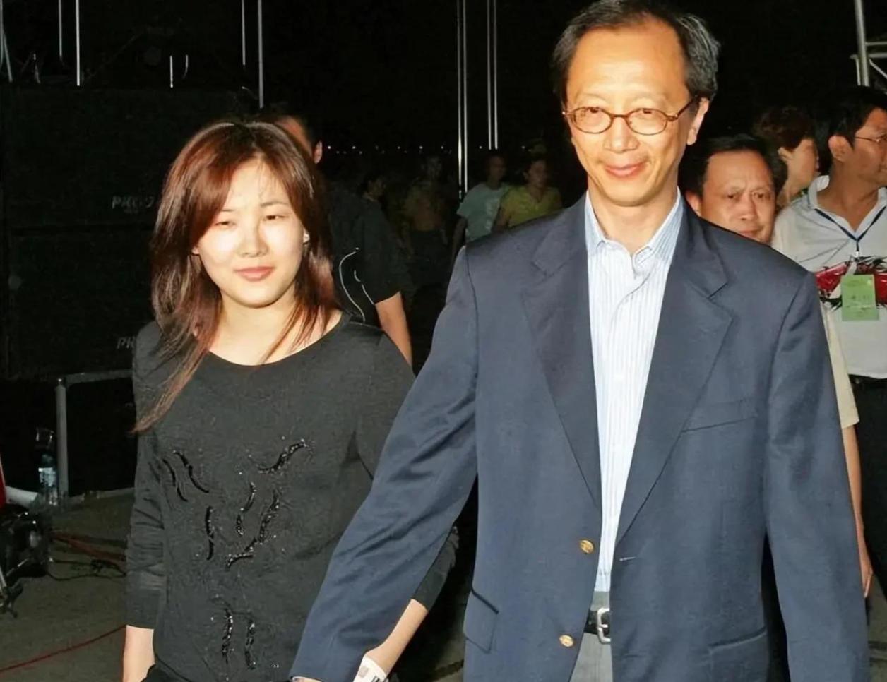 _出轨、净身出户?这次,74岁的梁锦松,终究在伏明霞身上栽了跟头_出轨、净身出户?这次,74岁的梁锦松,终究在伏明霞身上栽了跟头