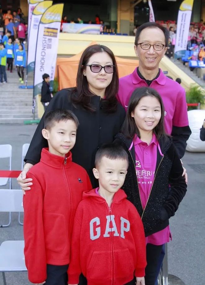 _出轨、净身出户?这次,74岁的梁锦松,终究在伏明霞身上栽了跟头_出轨、净身出户?这次,74岁的梁锦松,终究在伏明霞身上栽了跟头