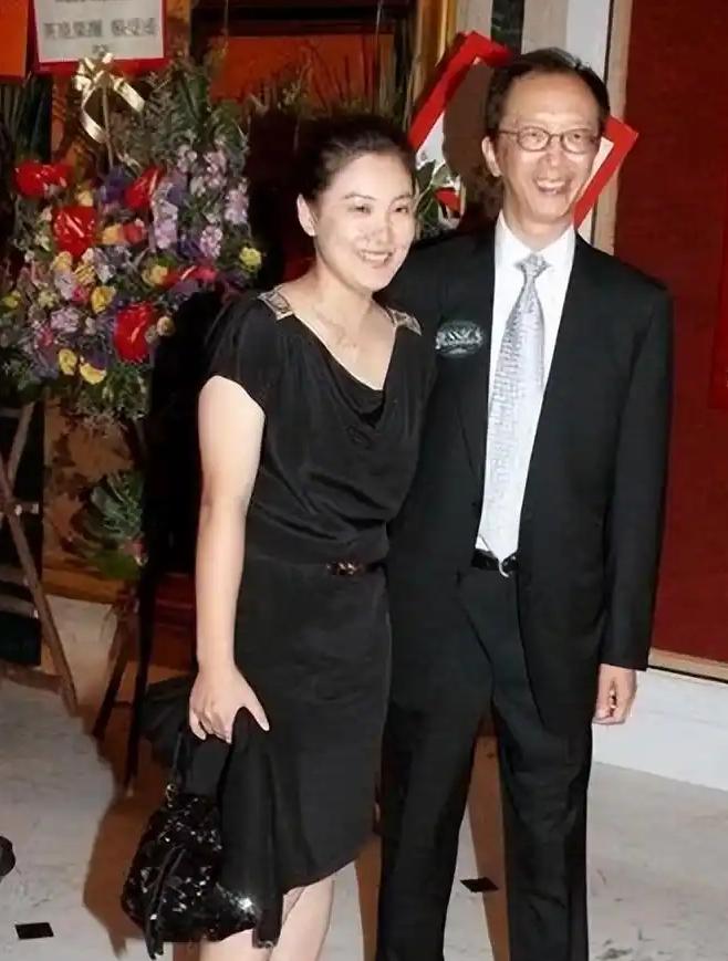 出轨、净身出户?这次,74岁的梁锦松,终究在伏明霞身上栽了跟头_出轨、净身出户?这次,74岁的梁锦松,终究在伏明霞身上栽了跟头_