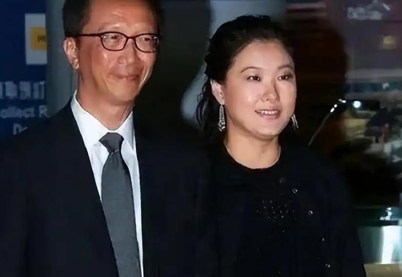 出轨、净身出户?这次,74岁的梁锦松,终究在伏明霞身上栽了跟头__出轨、净身出户?这次,74岁的梁锦松,终究在伏明霞身上栽了跟头