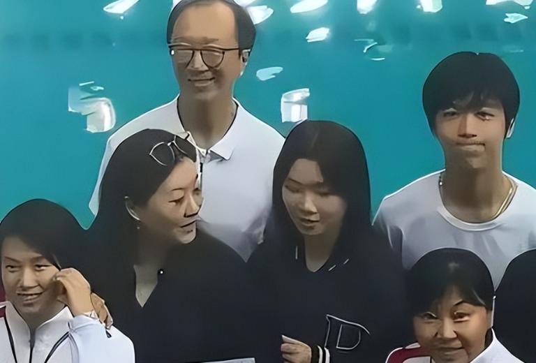 _出轨、净身出户?这次,74岁的梁锦松,终究在伏明霞身上栽了跟头_出轨、净身出户?这次,74岁的梁锦松,终究在伏明霞身上栽了跟头