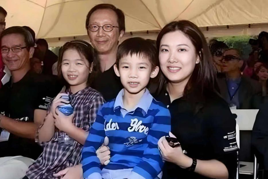 _出轨、净身出户?这次,74岁的梁锦松,终究在伏明霞身上栽了跟头_出轨、净身出户?这次,74岁的梁锦松,终究在伏明霞身上栽了跟头