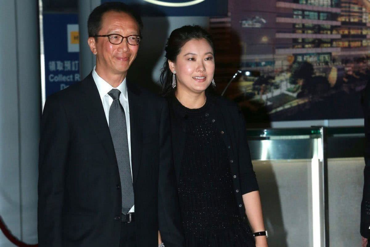 出轨、净身出户?这次,74岁的梁锦松,终究在伏明霞身上栽了跟头__出轨、净身出户?这次,74岁的梁锦松,终究在伏明霞身上栽了跟头